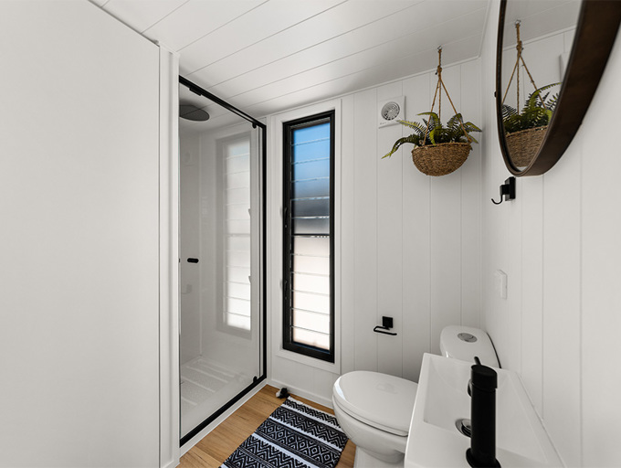 Mooloolaba 7.2 - Bathroom with Louvre Full Size Window