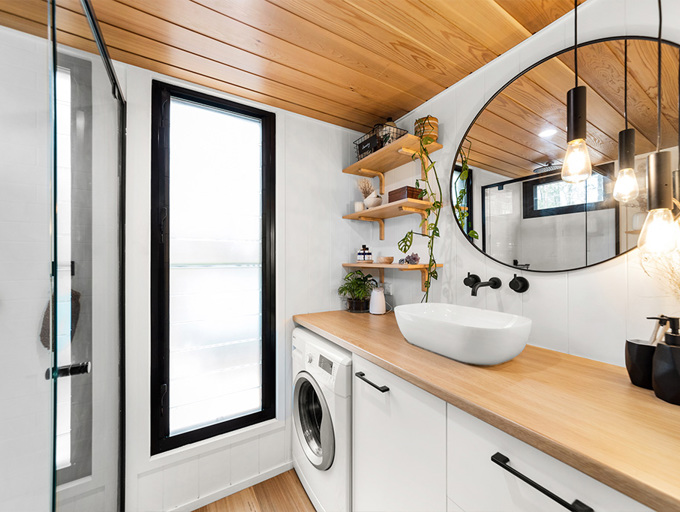 Teewah 7.2 - Bathroom with Double Hung Window 1800mm x 600mm + Fly Screen